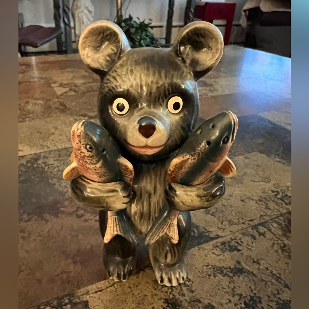Vintage Ceramics Bear carrying Trout Salt & Pepper Shaker Holder 1950s - Japan
